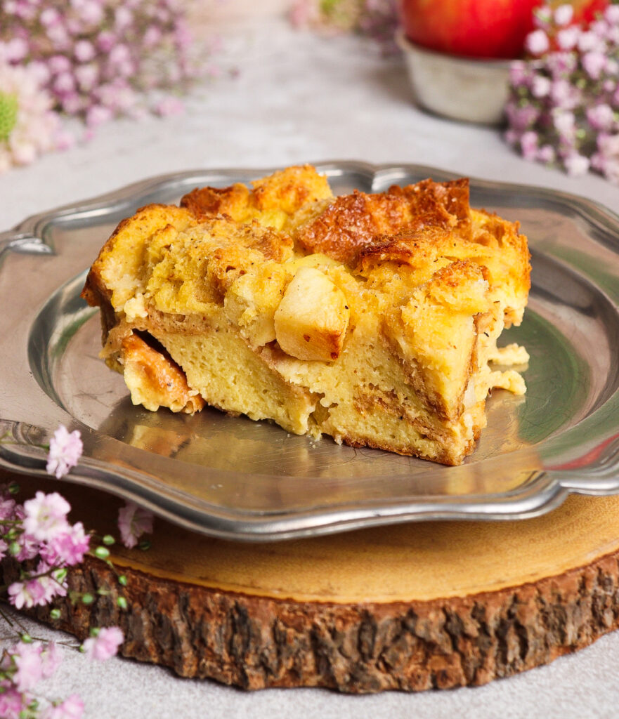 apple bread pudding, bread pudding with apples
